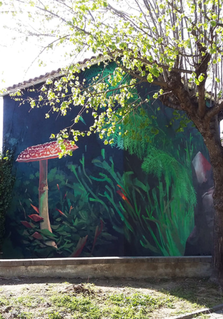 jalon-de-aquiles-rebobinart-santa-maria-de-palautordera-4 Mural de un sotobosque con una gran seta roja, Jalón de Aquiles pintura mural, Palautordera, Rebobinart