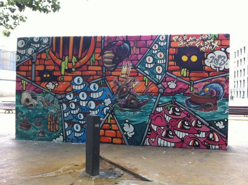 El mur de les Jardins de les Tres Xemeneies pintat amb graffiti, primer mur legal de Barcelona