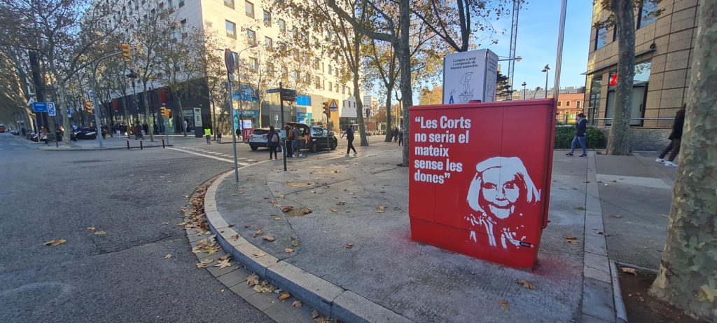 Façana amb el mural – No Estem Sol*s, Barcelona, art públic, Rebobinart 2020