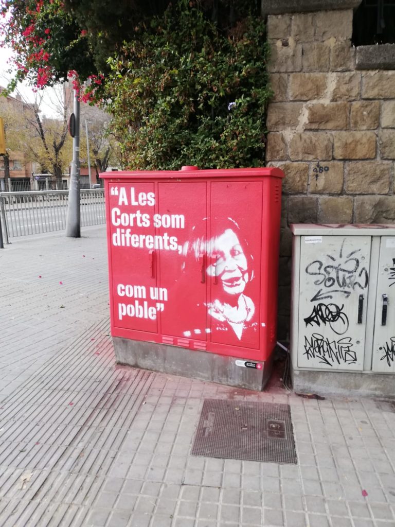 Façana amb el mural – No Estem Sol*s, Barcelona, intervenció urbana, Rebobinart 2020