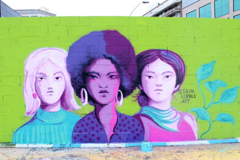 Tres retrats de dona sobre verd llima, Silvia Ospina Womart JAM 8M, Wallspot Barcelona, Rebobinart