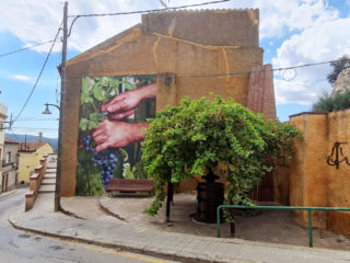 Mural al Monumento del vino by Elisa Capdevila