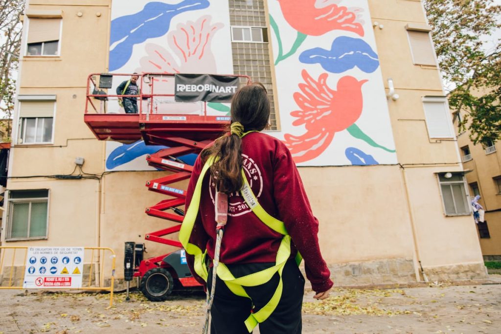 Lara Costafreda (6) Fotografía del mural – Mural La Florida by Lara Costafreda, La Florida, L'Hospitalet de Llobregat, grafismo urbano, Rebobinart 2021