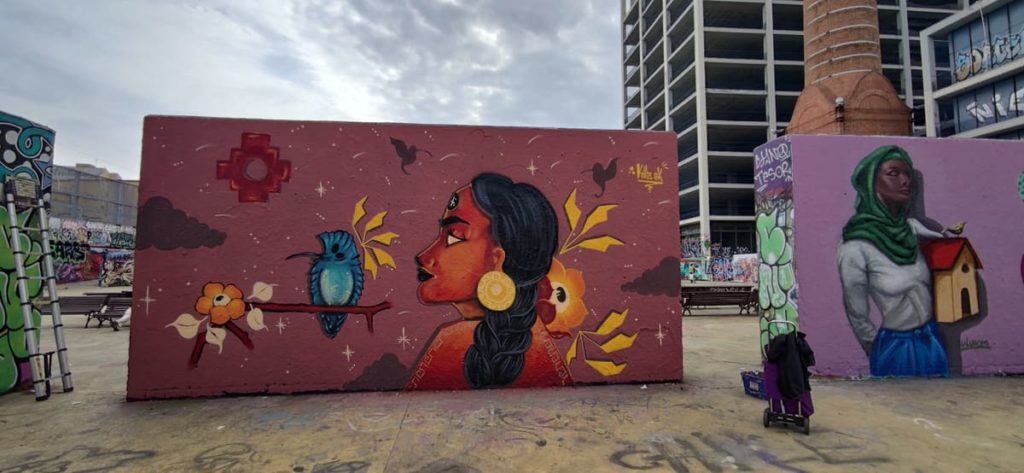 Detalle de una obra de la actividad – JAM MIGRACIÓN WALLSPOT, Barcelona, grafismo urbano, Rebobinart 2022