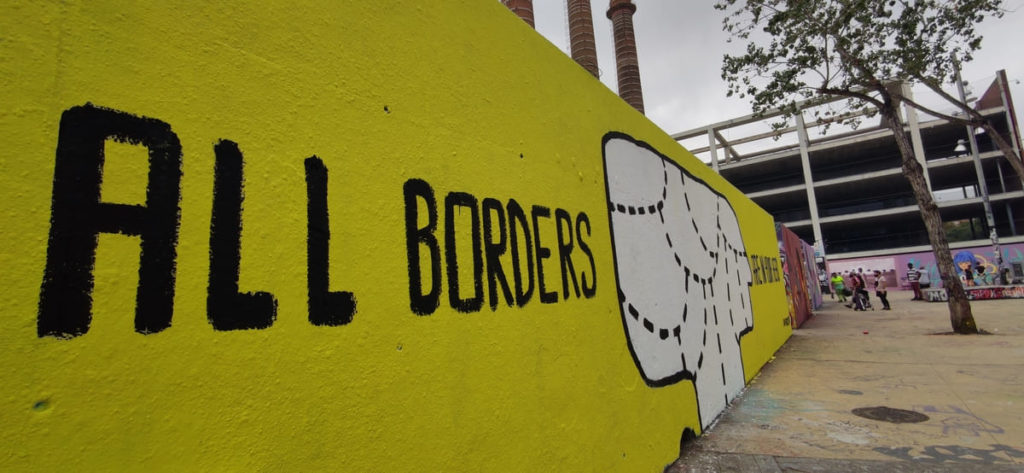 Proceso de pintura durante la actividad – JAM MIGRACIÓN WALLSPOT, Barcelona, arte público, Rebobinart 2022