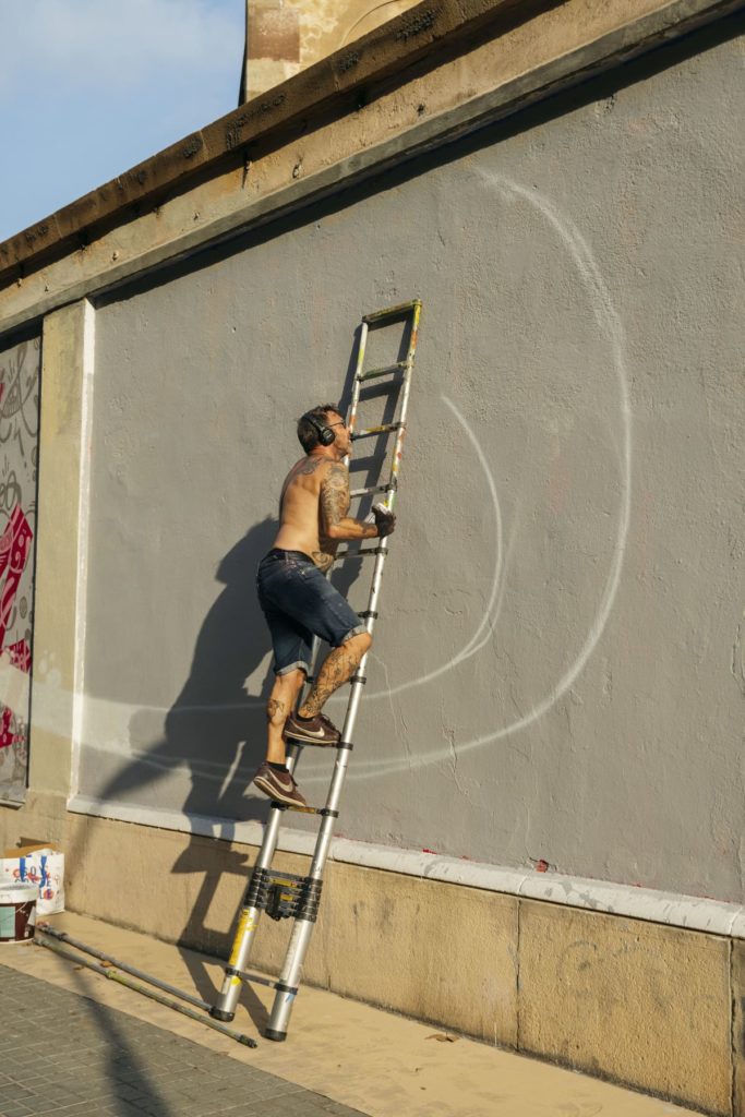 DSC_4072 Fachada con el mural – Wall Lab La Model 2023, Barcelona, muralismo contemporáneo, Rebobinart 2023