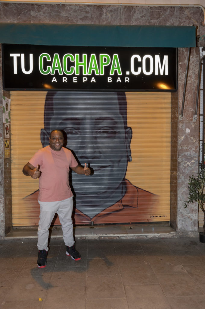 _DSC0053 Fachada con el mural – El comercio siempre está, La Sagrera, Barcelona, mural para el sector público, Rebobinart 2023