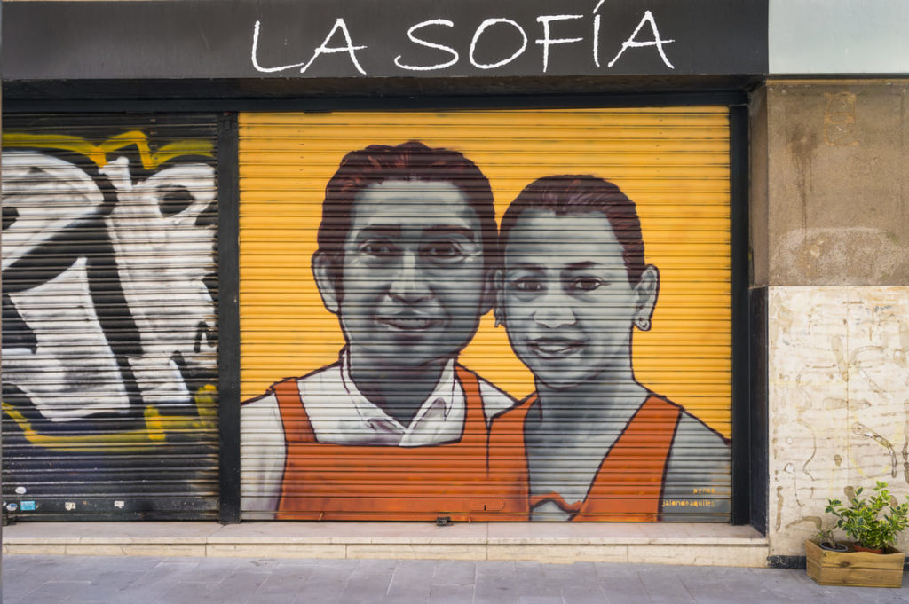 Persianes_sagrera_saac_comerç_art_urba_rebobinart (4) Fachada con el mural – El comercio siempre está, La Sagrera, Barcelona, mural exterior, Rebobinart 2023