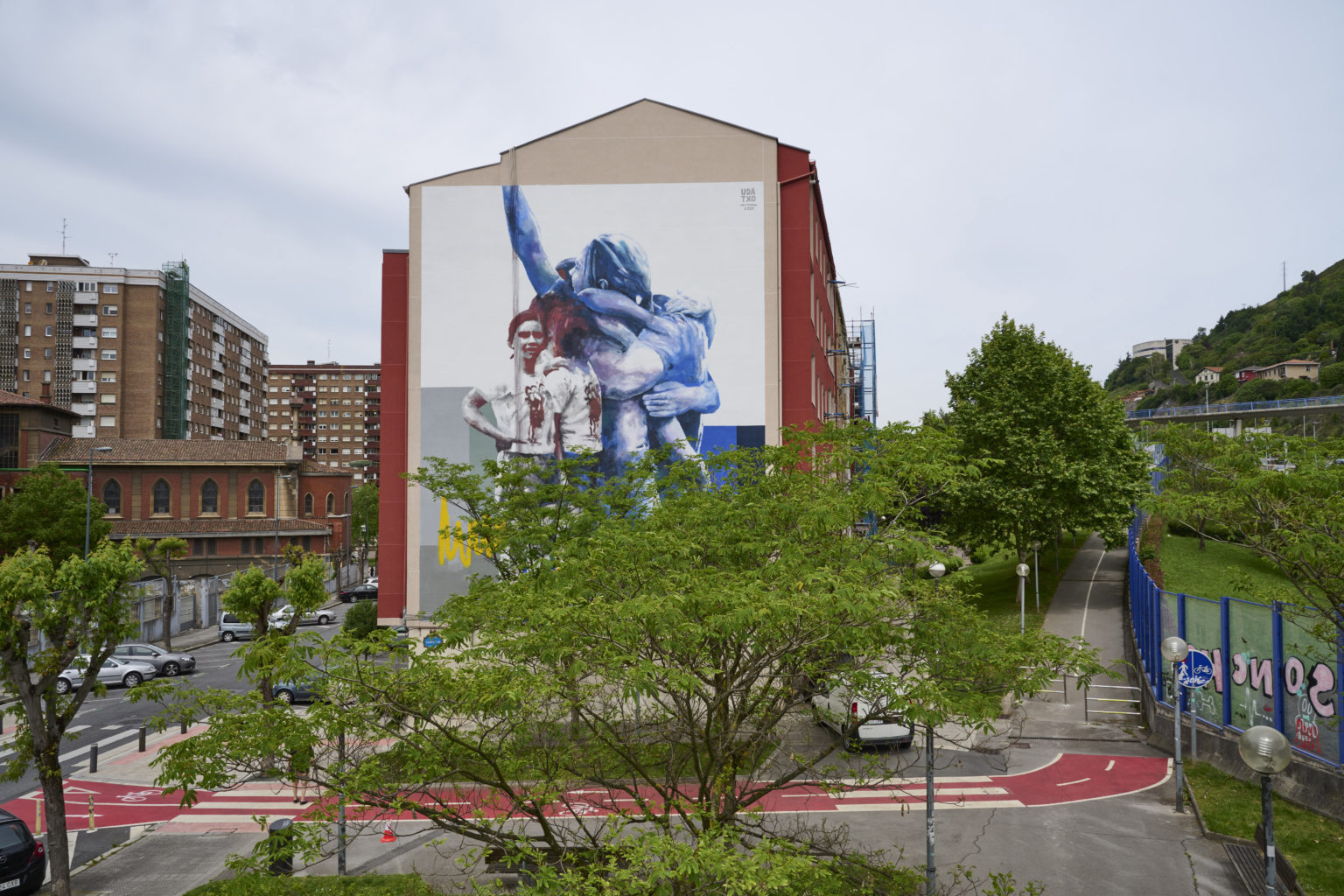 Mural Besarkada d’Udatxo per a VISA en una mitgera de Bilbao, produït per Rebobinart