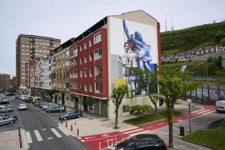 Mural Besarkada d’Udatxo per a VISA en una mitgera de Bilbao