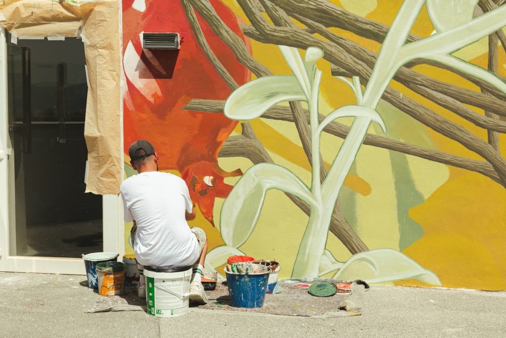 Rebobinart_LivensaLiving_Granada_AlbertoMontes_H (5) Fotografía del mural – Re-visión de un paisaje granaíno by Alberto Montes, Granada, grafismo urbano, Rebobinart 2024
