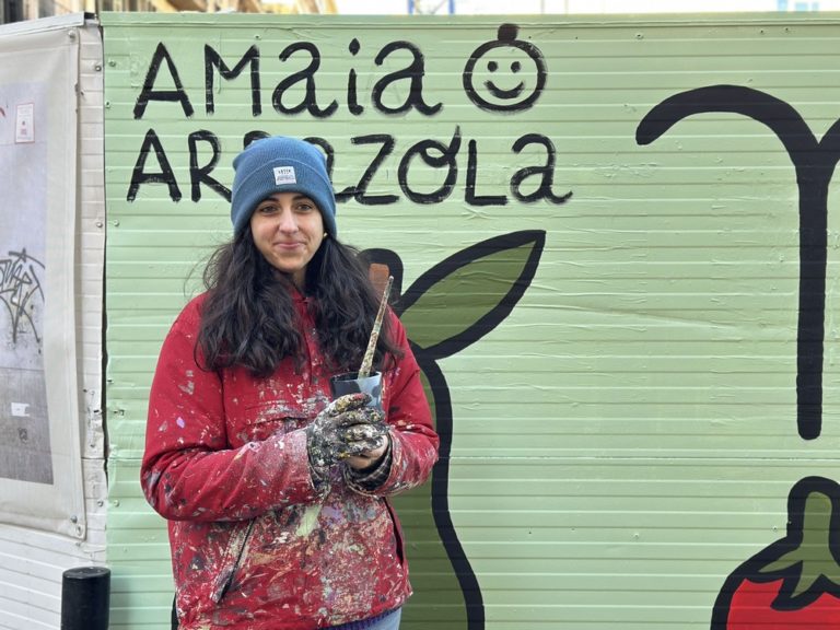 Arte urbano AMAIA Arrazola La vida al voltant del mercat, mural Mercat Abaceria Barcelona, Rebobinart