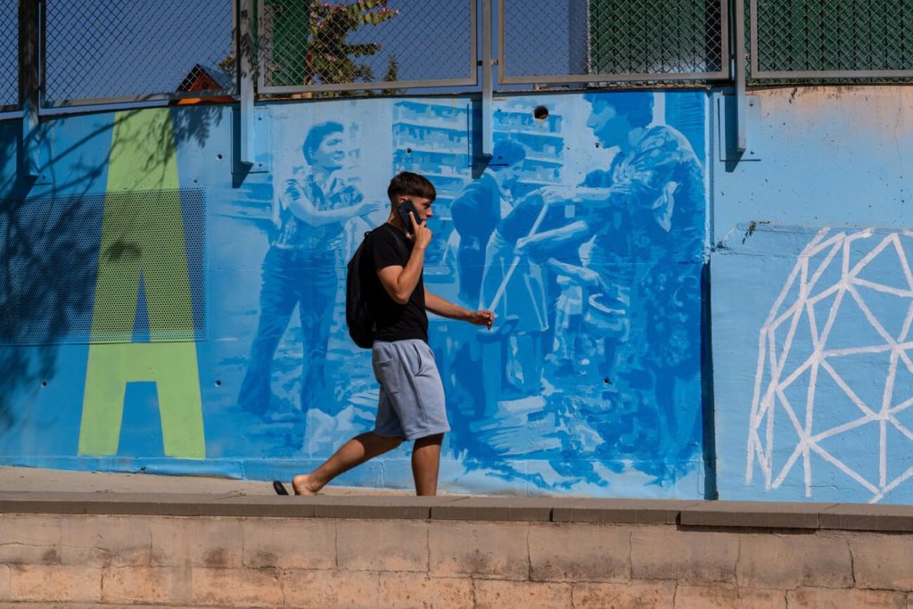 mural roc blackblock rebobinart hospitalet (9) Mural contemporáneo Roc Blackblock Plaça de la Carpa, arte callejero Can Serra, Rebobinart