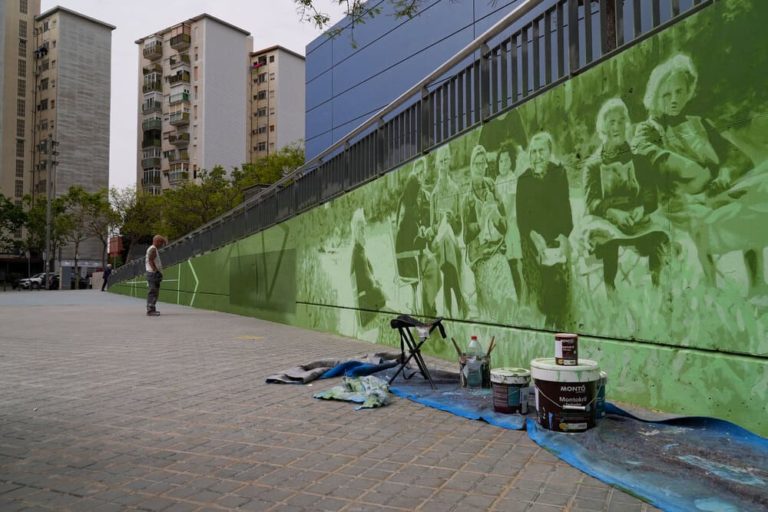 Arte urbano España Roc Blackblock, mural Plaça de la Carpa Can Serra Barcelona, Rebobinart