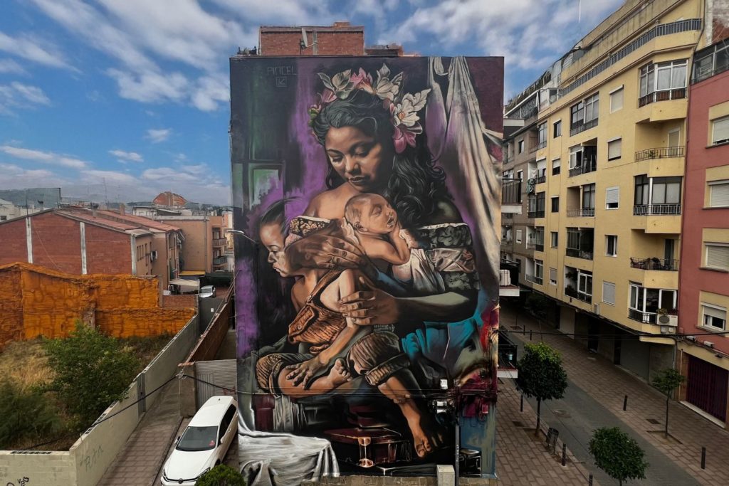 Mural Raíces en tránsito de Felipe Pincel al Festival Kromatic, Sant Andreu de la Barca — art urbà de gran format produït per Rebobinart