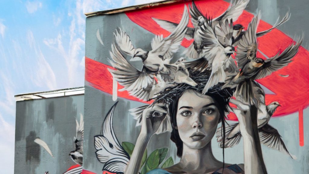Muralisme Lula Goce Kromatic, intervenció artística Barcelona, Rebobinart