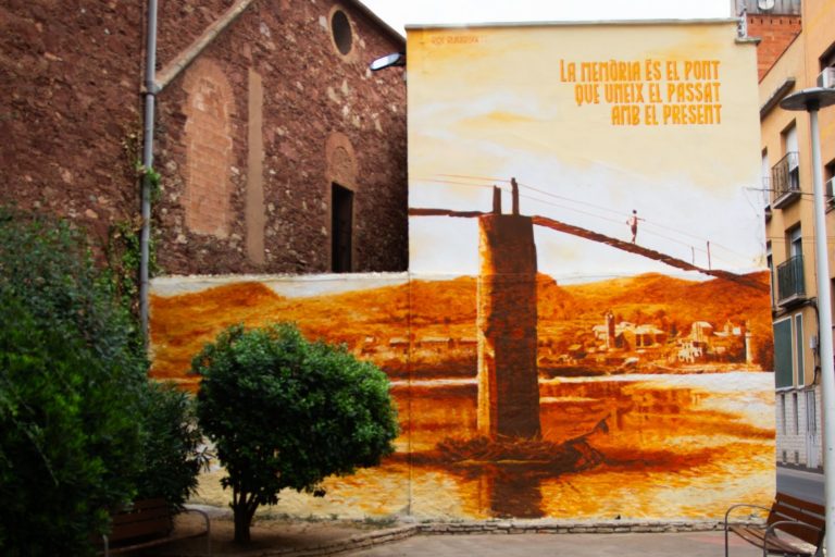 Fotografia del mural de Roc Blackblock, Miquel Wert – Nova estació de Sant Andreu by Roc Blackblock i Miquel Wert, Estació de Sant Andreu, Barcelona, mural de gran format, Rebobinart 2022