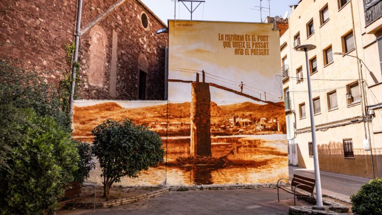 Pintura mural Roc Blackblock Kromatic, intervención artística Barcelona, Rebobinart
