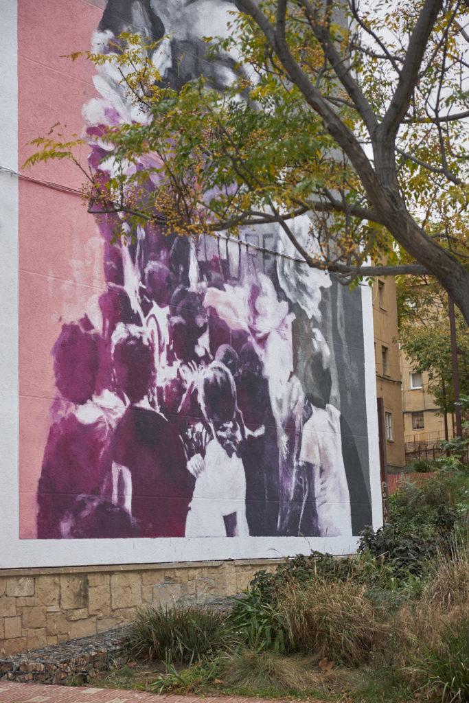 Udatxo davant del mural acabat Les dones de la Trinitat, art urbà Nou Sentit Urbà, Nou Barris