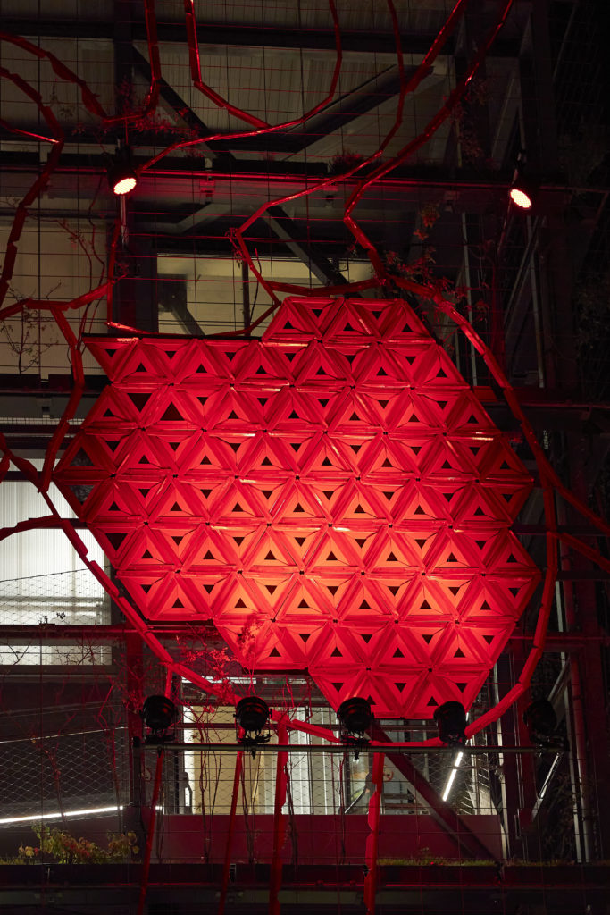 Basurama – Cor a la façana del Centre Esportiu Àgora Basurama - Cor, instal·lació d'art urbà a Nou Barris, Barcelona