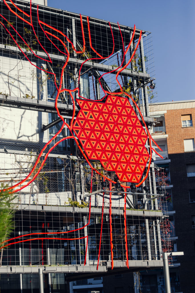 Basurama – Cor, instal·lació artística il·luminada Basurama - Cor, instal·lació d'art urbà a Nou Barris, Barcelona