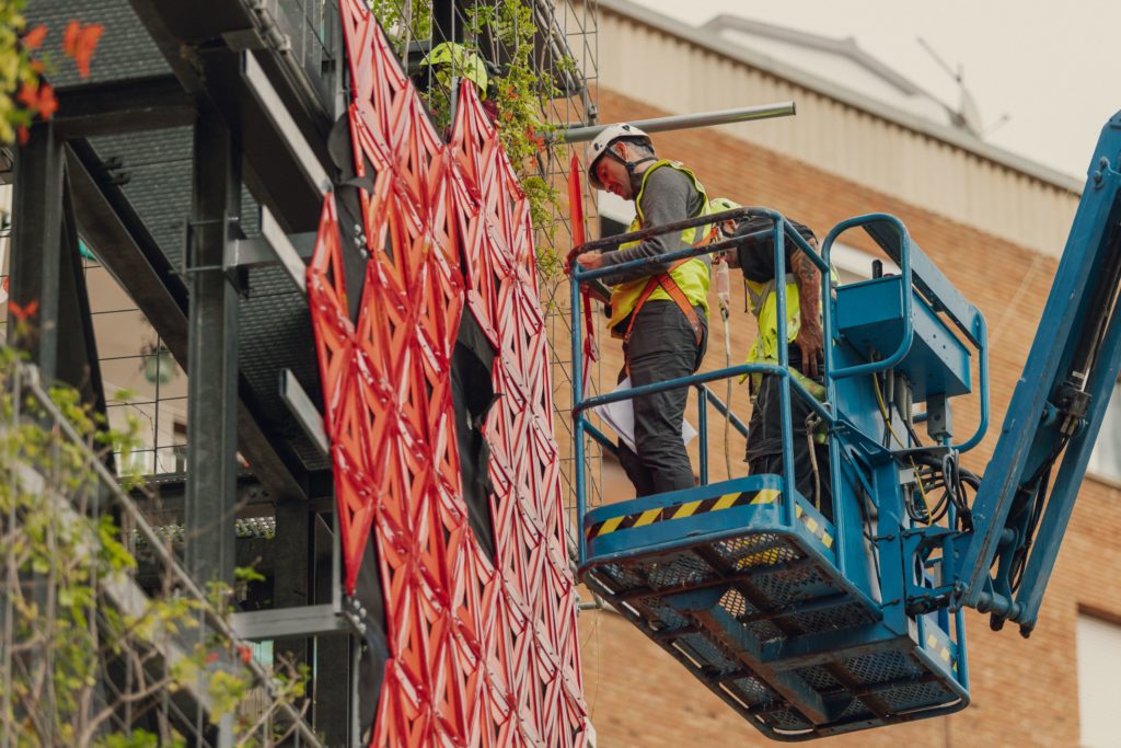 Basurama – Cor, detall lumínic de l'obra Detall lumínic de l'obra Cor de Basurama, instal·lació amb materials reutilitzats, Nou Barris, Barcelona