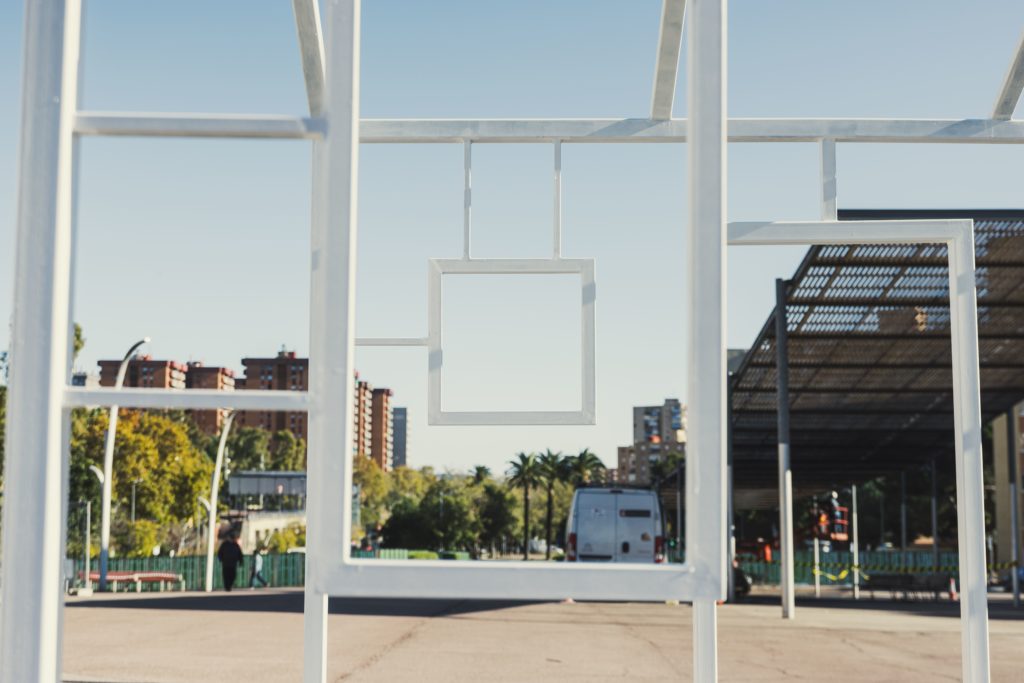 Basurama – Tejados, arte urbano con materiales reciclados Mural gran formato Basurama, instalación Tejados terrados Nou Barris, Rebobinart