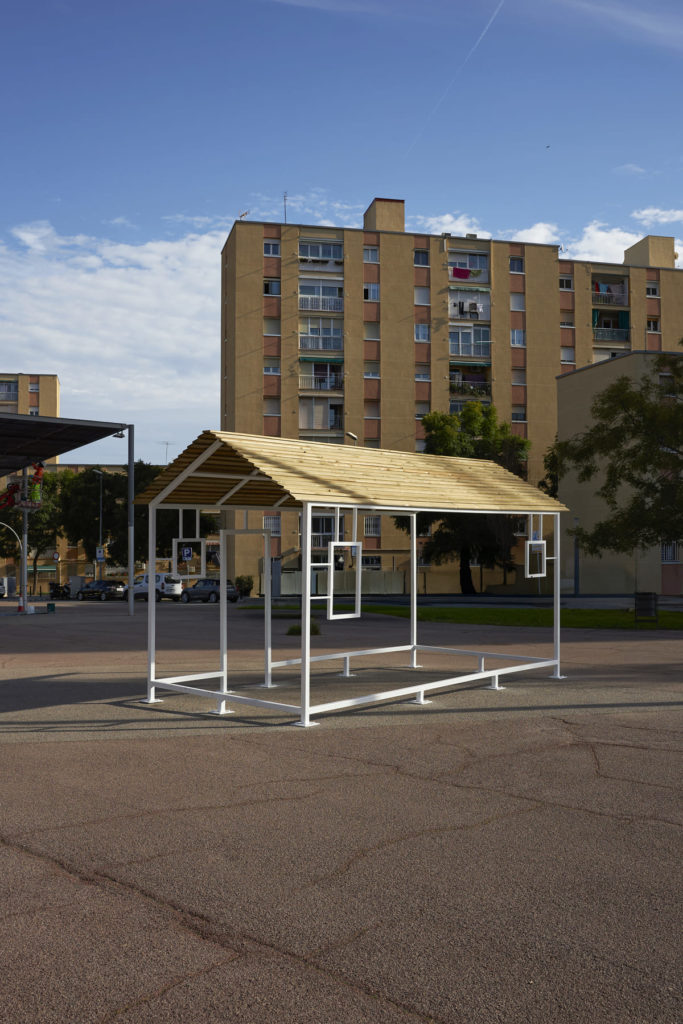 Basurama – Tejados, instalación en Nou Barris Arte urbano Basurama – Tejados, instalación terrados barrio memoria colectiva Nou Barris, Rebobinart