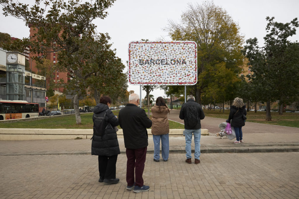 octavi-serra-la-barcelona-amagada-instal-lacio-nou-barris (1) Pintura mural Octavi Serra, crítica turismo masas Barcelona, instalación Nou Barris, Rebobinart