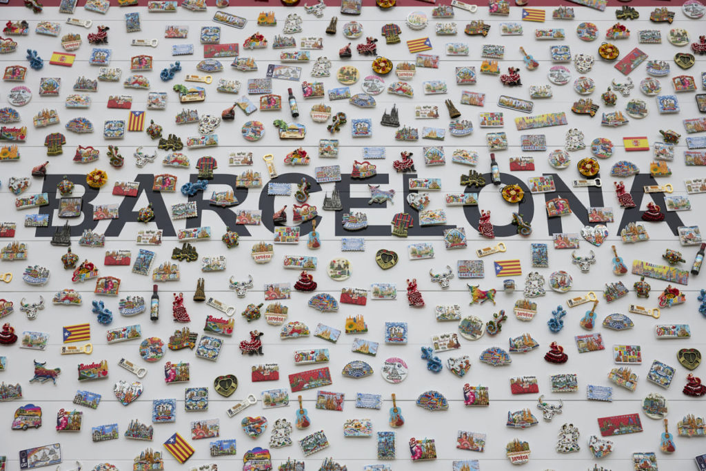octavi-serra-la-barcelona-amagada-instal-lacio-nou-barris (2) Muralismo conceptual Octavi Serra, valla imanes turismo masas Barcelona, reflexión identidad, Rebobinart
