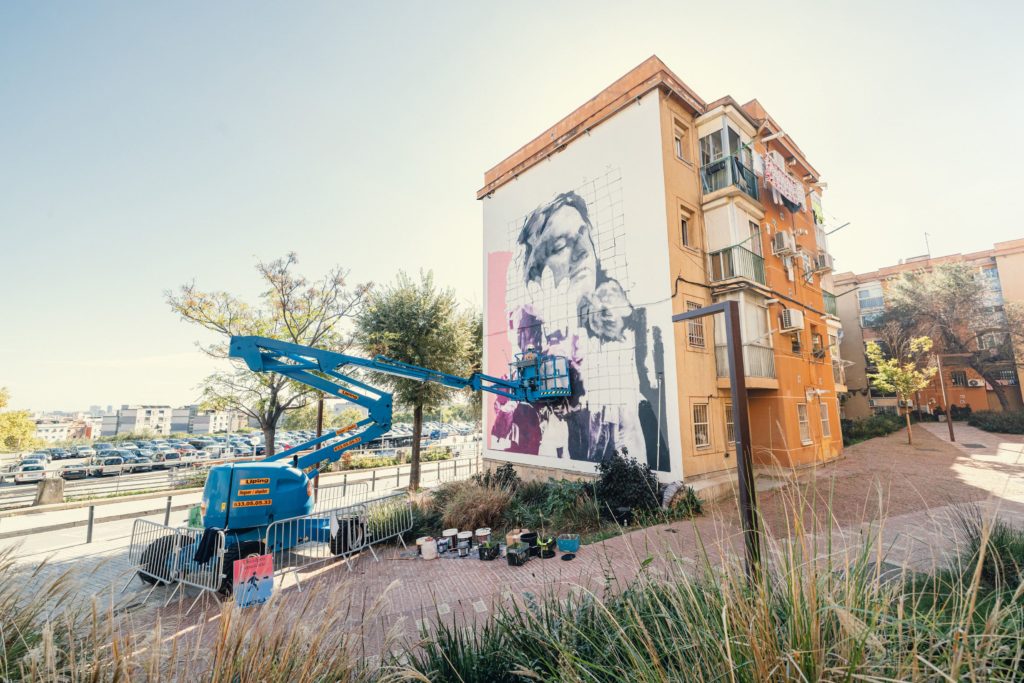 Inici del mural Les dones de la Trinitat d'Udatxo, retrats de dones del barri de Trinitat Nova