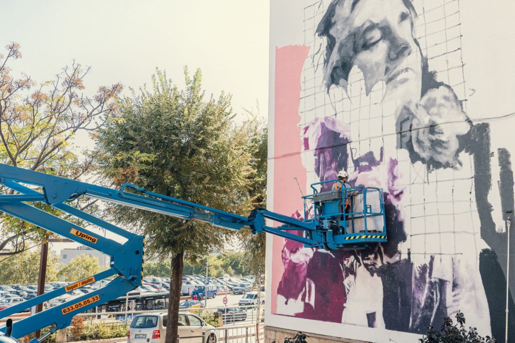 Udatxo pintant el mural Les dones de la Trinitat, procés creatiu, Nou Barris, Barcelona, 2025