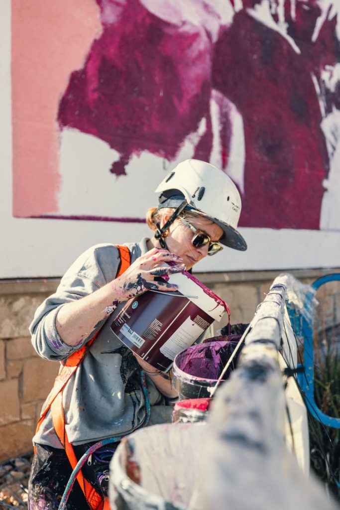 Detall de figura femenina del mural Les dones de la Trinitat d'Udatxo, Trinitat Nova, Nou Barris