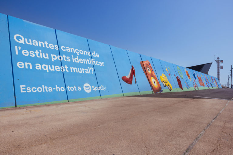 Mural publicitario Dale Verano en el Parque del Forum de Barcelona, publicidad pintada de gran formato
