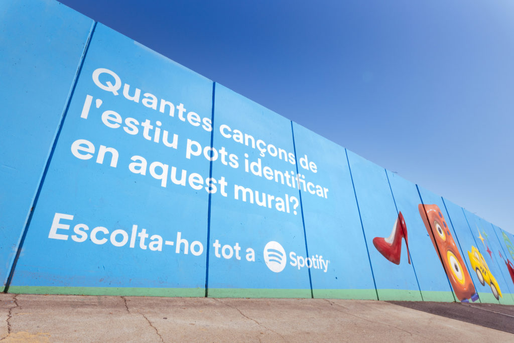 IMG_4960-4 Detalle de colores del mural Dale Verano, publicidad pintada en el Parque del Forum