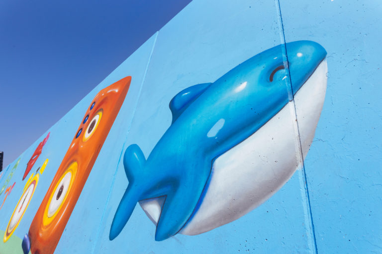 Estallido de color del mural Dale Verano en el Parque del Forum de Barcelona