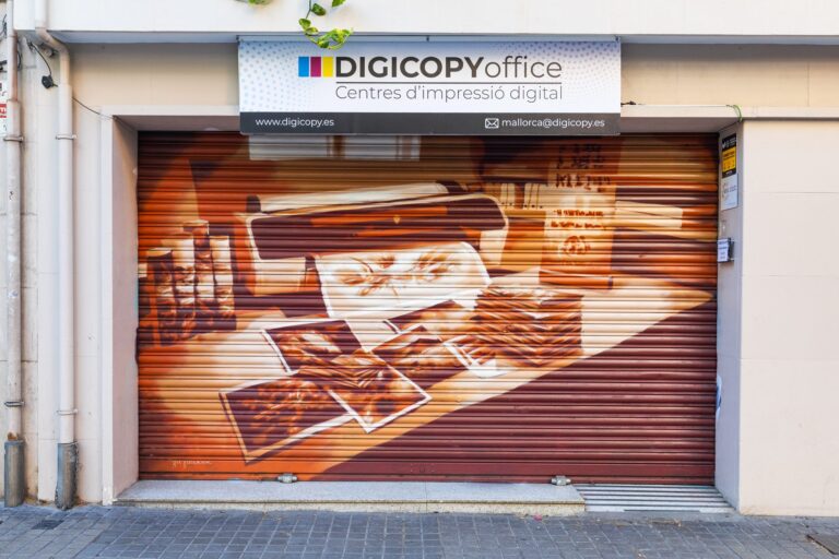 Persiana de DigiCopy Clot pintada por Roc Blackblock con una impresora y hojas impresas en tonos sepia — arte urbano y comercio de proximidad, Eix Clot, Barcelona, Rebobinart 2026