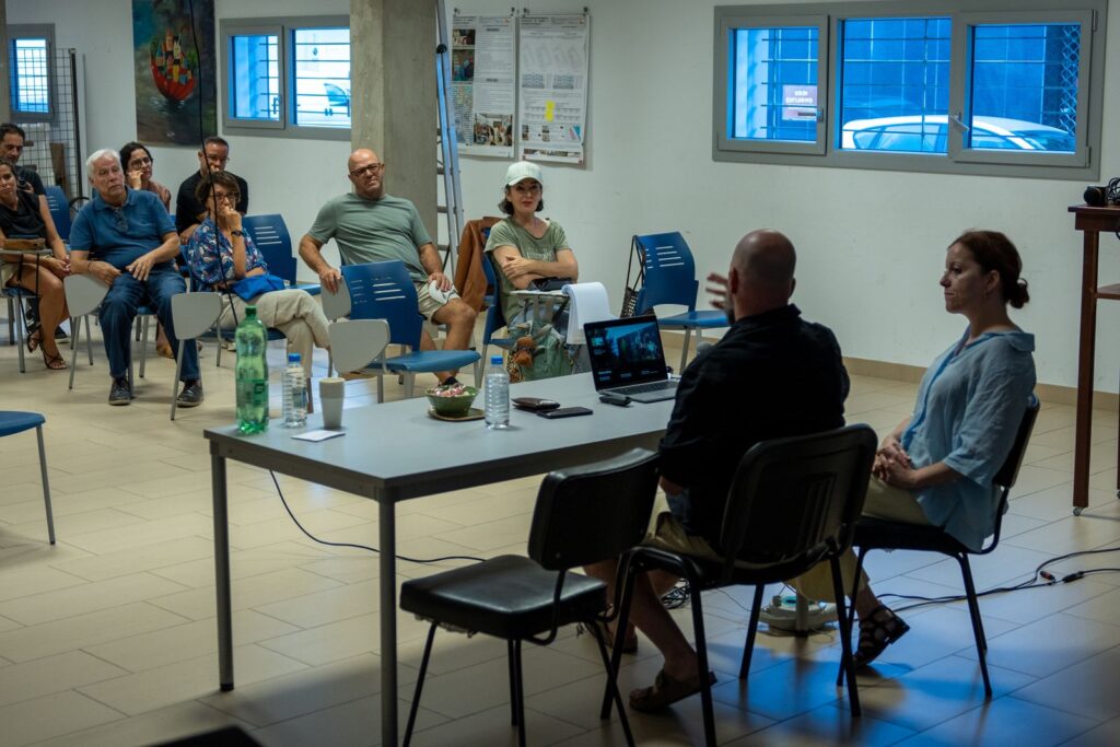 Conferencia de Rebobinart sobre arte público y gestión ante el público de las jornadas The Wall, complemento teórico del proyecto ArenArte en Las Palmas de Gran Canaria