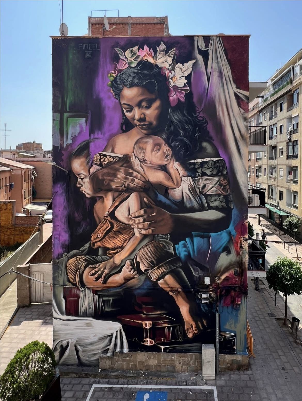 Raíces en tránsito, mural de Felipe Pincel al Festival Kromatic de Sant Andreu de la Barca: memòria migratòria i art urbà