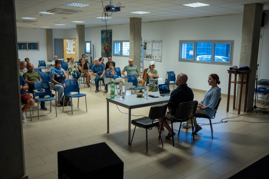 Público asistente a las jornadas The Wall sobre arte público y prácticas de gestión en el Centro Cívico Suárez Naranjo del barrio de Arenales, Las Palmas 2026
