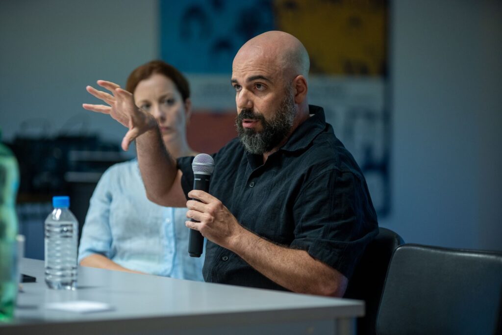 Marc Garcia, director de Rebobinart, explicando dieciséis años de gestión de arte urbano en el ciclo The Wall del Centro de Arte La Regenta, Las Palmas 2026