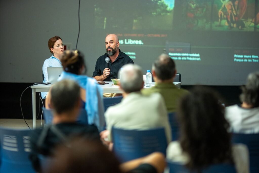 Marc Garcia y Míriam Alarcón durante la conferencia de Rebobinart sobre Muros Libres en las jornadas The Wall, Las Palmas de Gran Canaria 2026