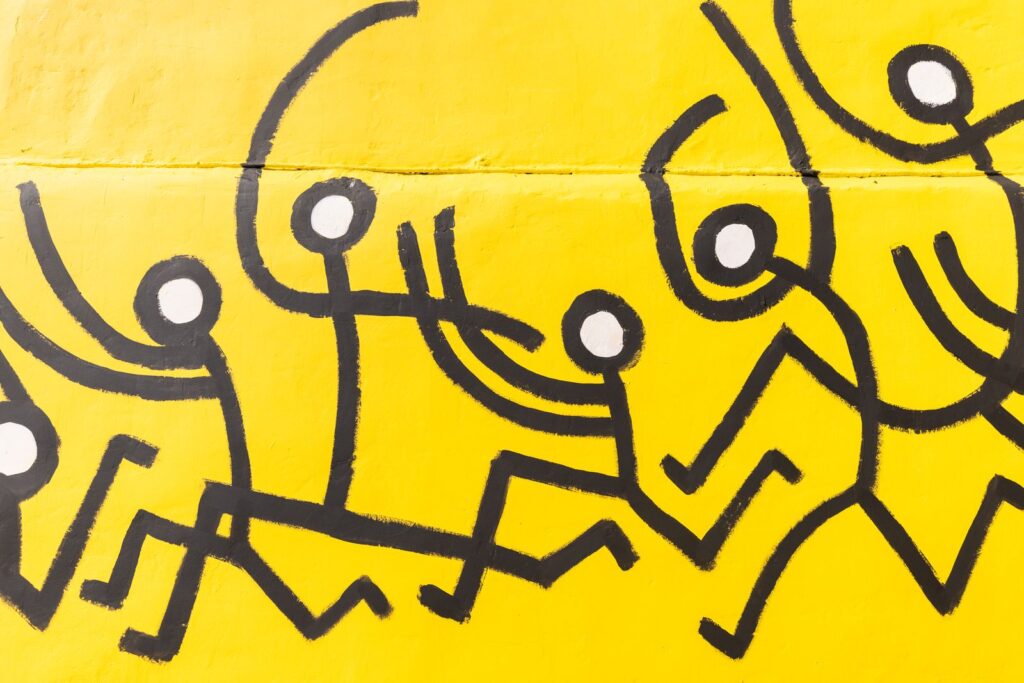 Detall dels personatges que corren, traç negre sobre groc, mural de Javirroyo CASA NOSTRA, Barcelona, Rebobinart 2026