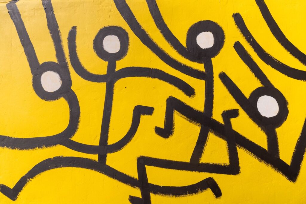 Detall del traç de Javirroyo: braços enlaire i caps blancs dels personatges, mural CASA NOSTRA, Barcelona, Rebobinart 2026