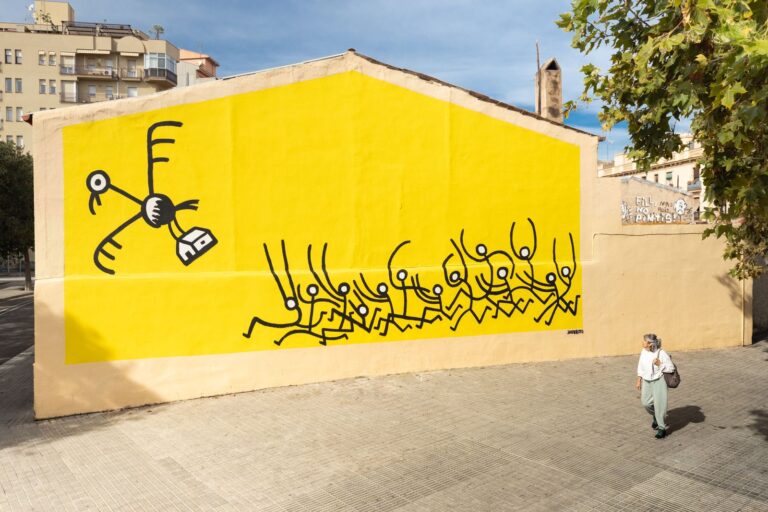 El mural acabat: un voltor s'emporta una casa i una multitud corre al darrere, al mur que és una casa del carrer Trinxant 14, CASA NOSTRA de Javirroyo, Barcelona, Rebobinart 2026
