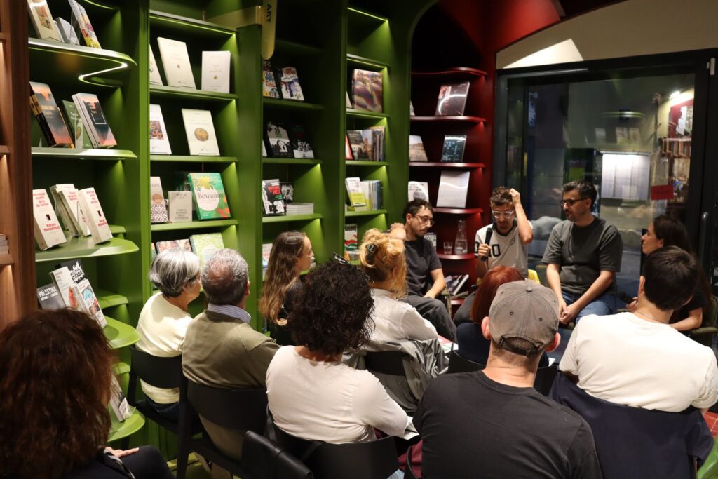 diari-accio-palestina-presentacio-llibreria-finestres-palestina Públic a la presentació del diari Acció Palestina entre les prestatgeries de la Llibreria Finestres Palestina, Gràcia, Barcelona, Rebobinart 2026