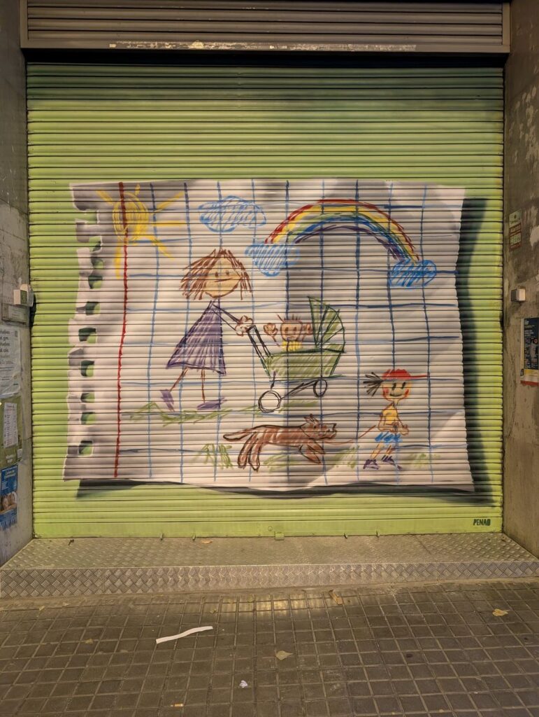Persiana al teu ventre — Penao, Les Corts Persiana d'Al Teu Ventre pintada per Penao amb un dibuix infantil fet amb ceres: una mare empenyent un cotxet amb un nadó, un nen, un gos, el sol i l'arc de Sant Martí, sobre un full de quadern, amb fons verd — Persianes que fan barri, Les Corts, Barcelona, Rebobinart 2026