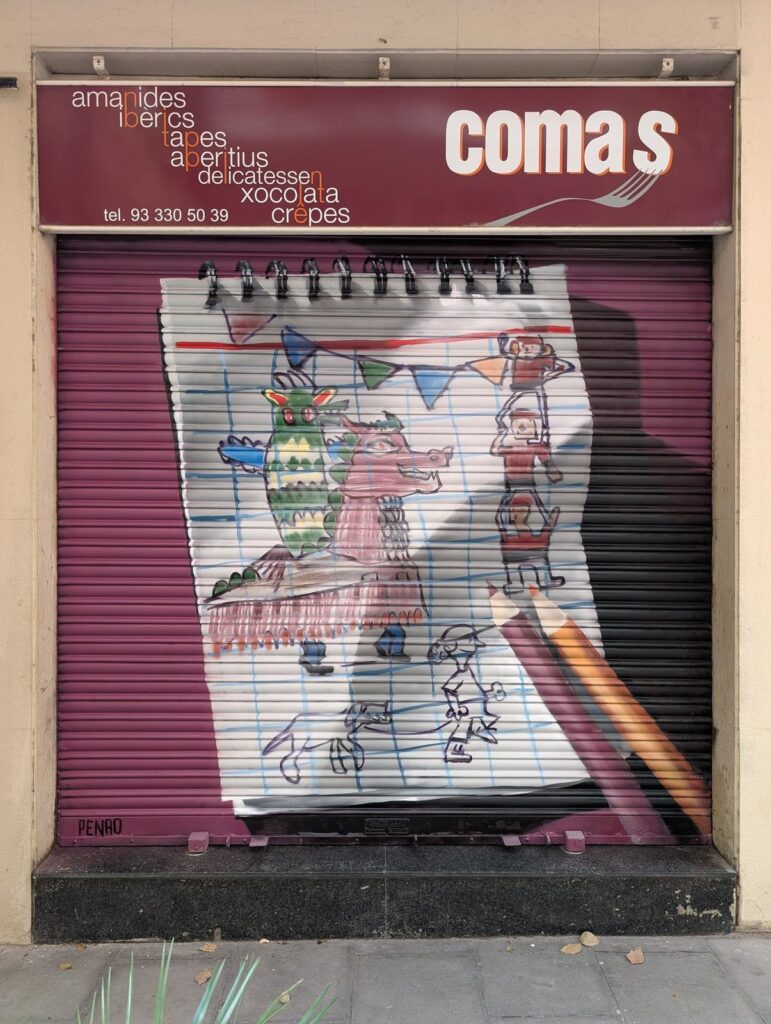 Persiana bar comas — Penao, Les Corts Persiana del Bar Comas pintada per Penao amb un drac verd, una bèstia rosa, personatges i banderoles dibuixats amb colors infantils sobre un full de quadern amb espiral, i un llapis realista, sobre fons granat — Persianes que fan barri, Les Corts, Barcelona, Rebobinart 2026