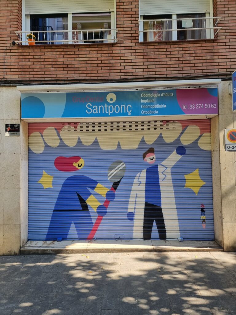 Persiana del Centre Dental Santponç pintada por Gemma Fontanals con dos figuras sanitarias, una con un cepillo de dientes gigante, bajo una gran dentadura amarilla, sobre fondo azul — Persianes que fan barri, Sant Andreu, Barcelona, Rebobinart 2026
