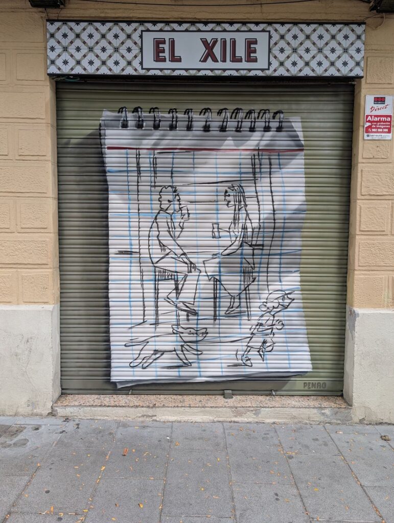 Persiana el xile — Penao, Les Corts Persiana d'El Xile pintada per Penao amb una escena de bar dibuixada a mà —dues persones assegudes en tamborets, un gos i un nen— sobre un full de quadern amb espiral, sobre fons verd oliva — Persianes que fan barri, Les Corts, Barcelona, Rebobinart 2026
